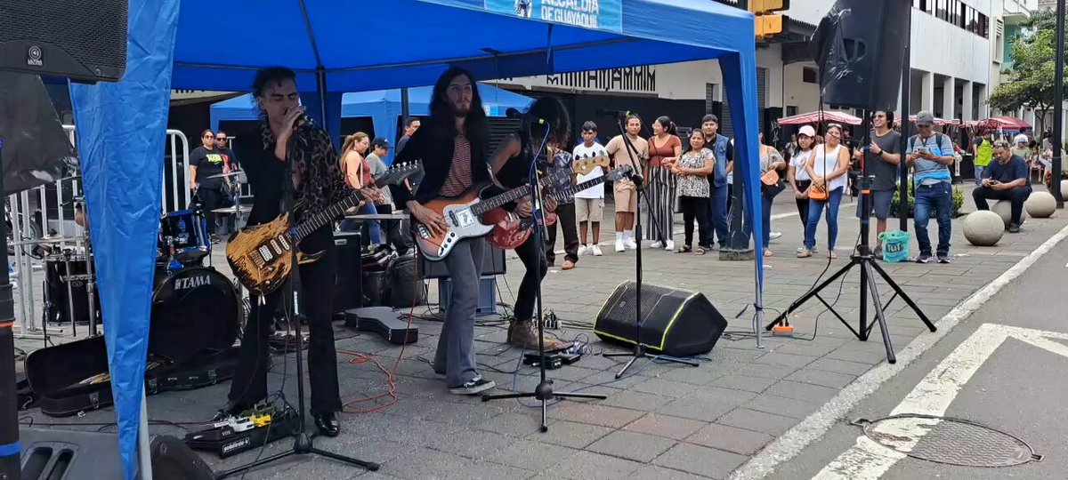 Así los guayaquileños y turistas se apropian de sus espacios públicos de la Ciudad de Todos. La Ruta Centro revive el arte, la cultura y el deporte... hay para todos los gustos musicales. Esta es una gestión de Aquiles Alvarez Henriques