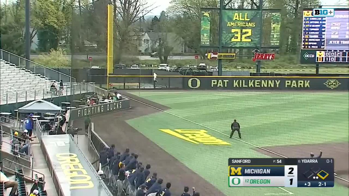 Anson Aroz (Anson Aroz) has made a lot of great catches this season. None of them top this HR robbery 👀 #B1GBaseball x Oregon Duck Baseball