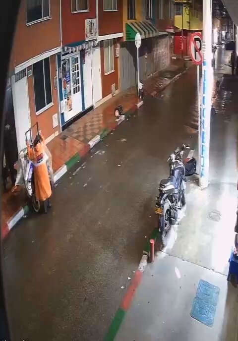 #MISERABLE 😡 Buscan a irresponsable conductor que atropelló a una humilde vendedrora ambulante de la tercera edad en la loc/Bosa (Bogotá) y se dió a la fuga.