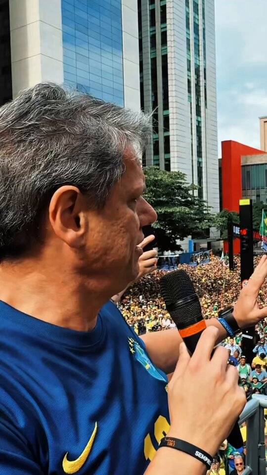 Grande dia! A emoção tomou conta da gente ao ver mais uma vez a paulista se tornar esse mar verde e amarelo tão vibrante. Todos juntos, clamando pela liberdade. Anistia já!