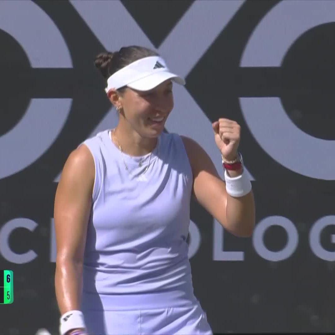 A JPEG MOMENT 📸 Jessie Pegula battles back from 1-5 down in the second set to defeat Kenin 6-3, 7-5! #CharlestonOpen