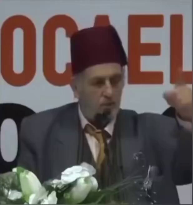 1923 de oy kullanmasınlar diye, millet vekillerini meclise gelmesini engelleyenleein torunları bugun yine demokrasi oyunu oynamışlar kendilerince. Dün neyseler bu günde aynılar.