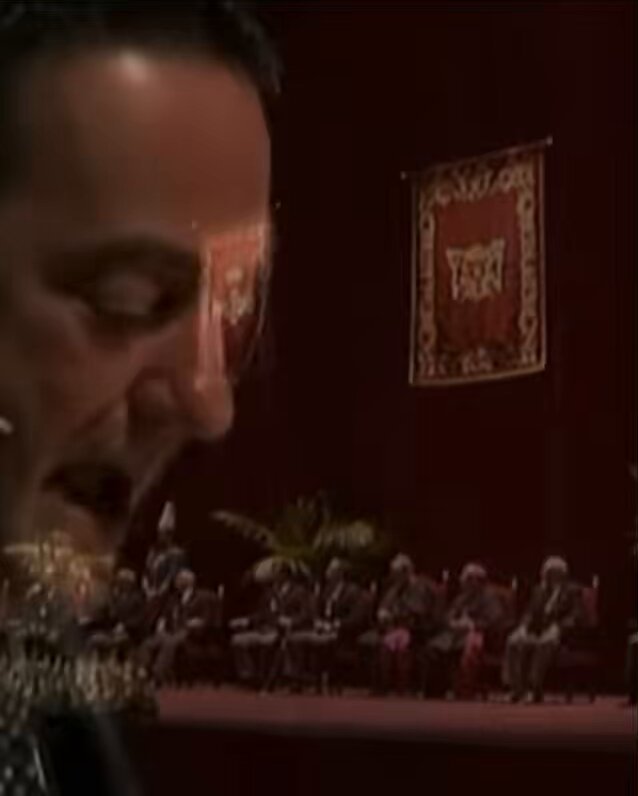 Rafa Serna no lo pudo pregonar mejor: “No me gusta comparar, ¿pero existe otra en la tierra que se le pueda igualar? ¿Hay alguna otra semana, otro pueblo con más ganas, que el que tiene esta ciudad de poder rezarte libre conviviendo en hermandad?”. #Cuaresma25 #SSantaSevilla25