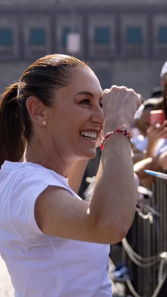 Las y los mexicanos construimos paz y prosperidad; elegimos ser libres y felices. Somos un pueblo solidario y fraterno; las y los jóvenes dicen no a la violencia ni a las adicciones. No al racismo ni al clasismo ni al machismo. La #ClaseNacionalDeBoxeo muestra que el deporte nos hace más sanos. En México tenemos #MuchoPueblo.