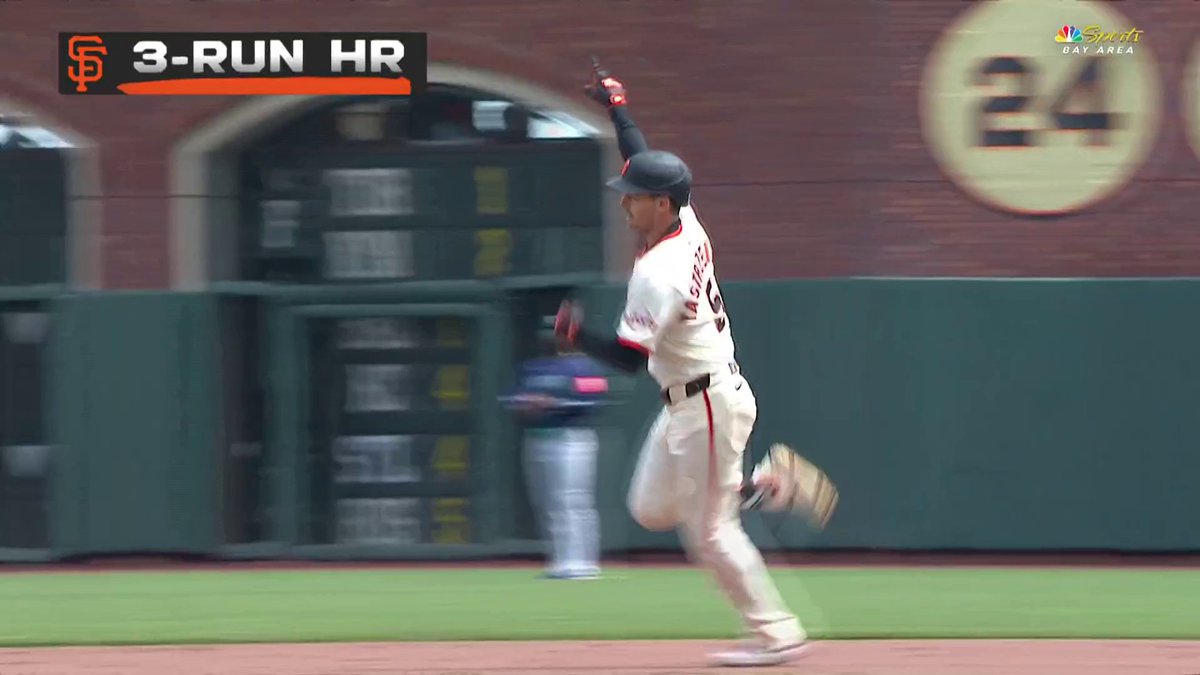 WITH ONE SWING OF YAZ'S BAT, GIANTS LEAD 💪