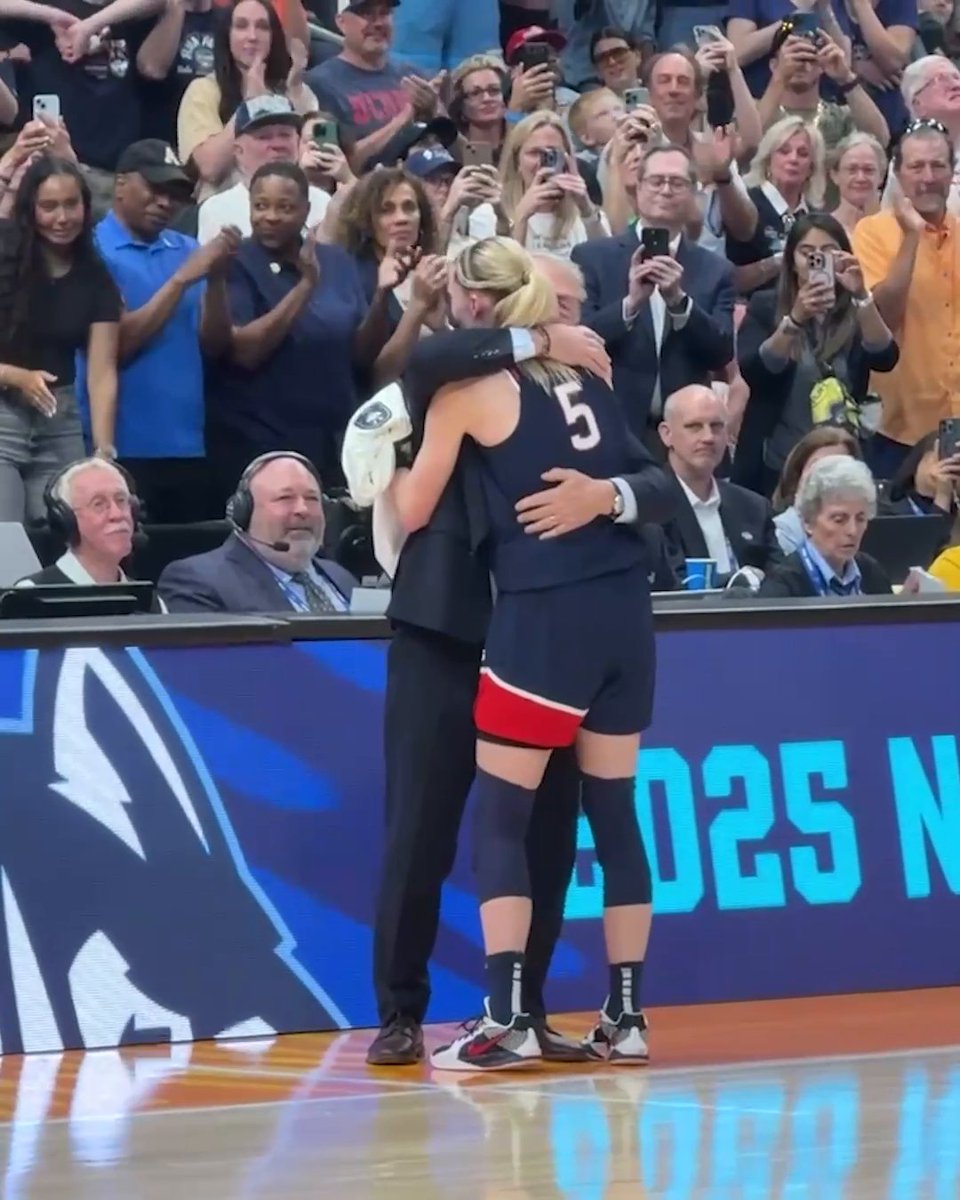 Paige Bueckers walks off the court for the final time as a Husky ❤️