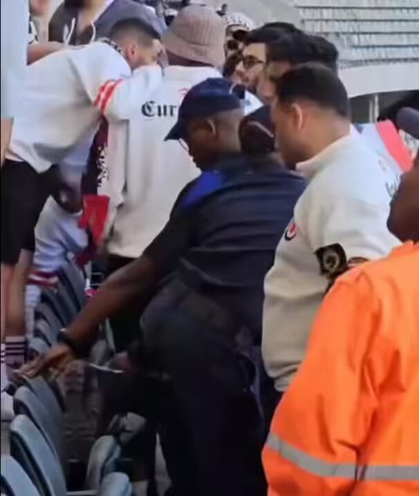 جمهور الصفوة جمهور الزمالك خارج مصر بعكس داخل مصر خالص اعذروهم توصيات من فوق اوي ما تزعلوهم اصلهم نور عنيهم