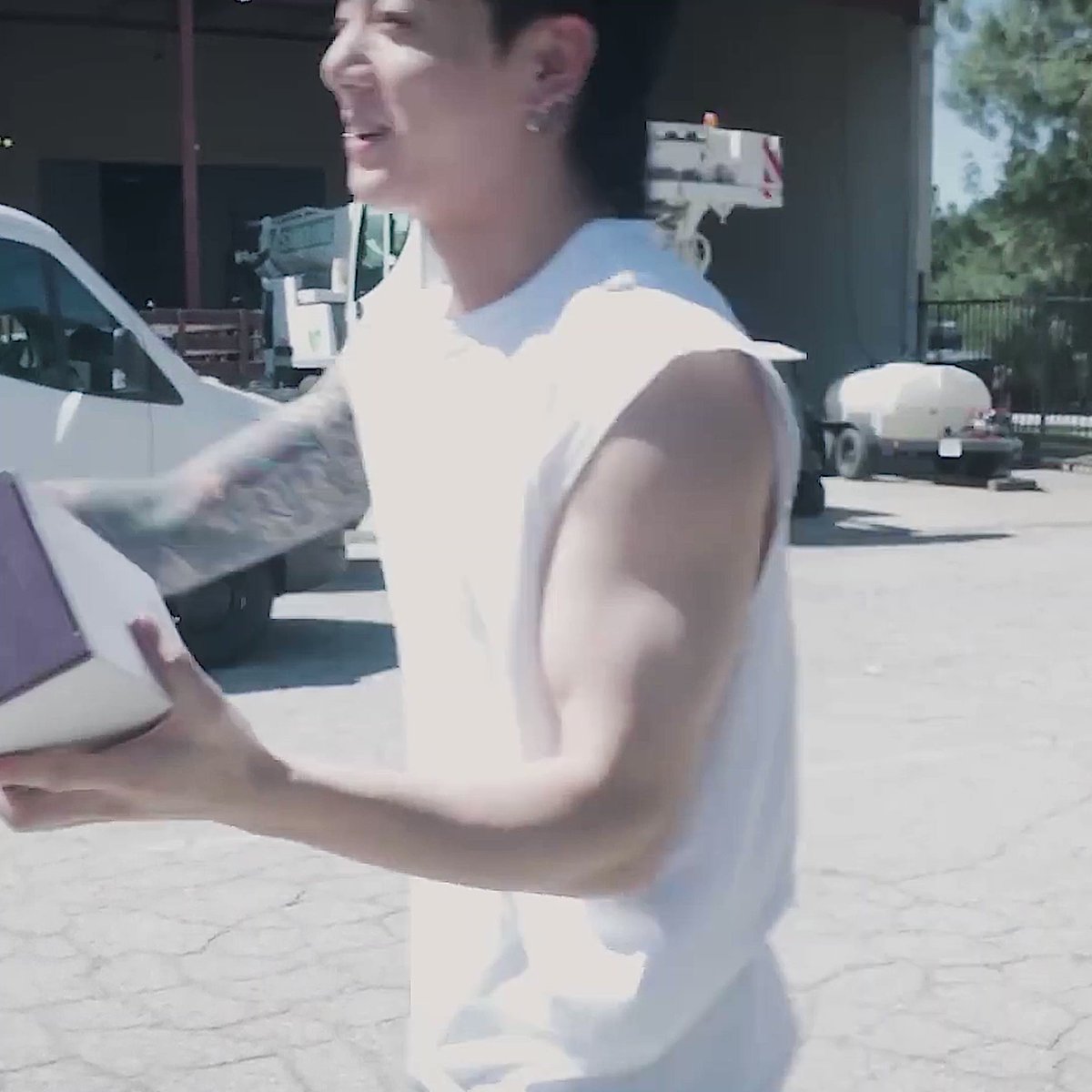 The size of Jungkook’s arms here 😵‍💫🤭