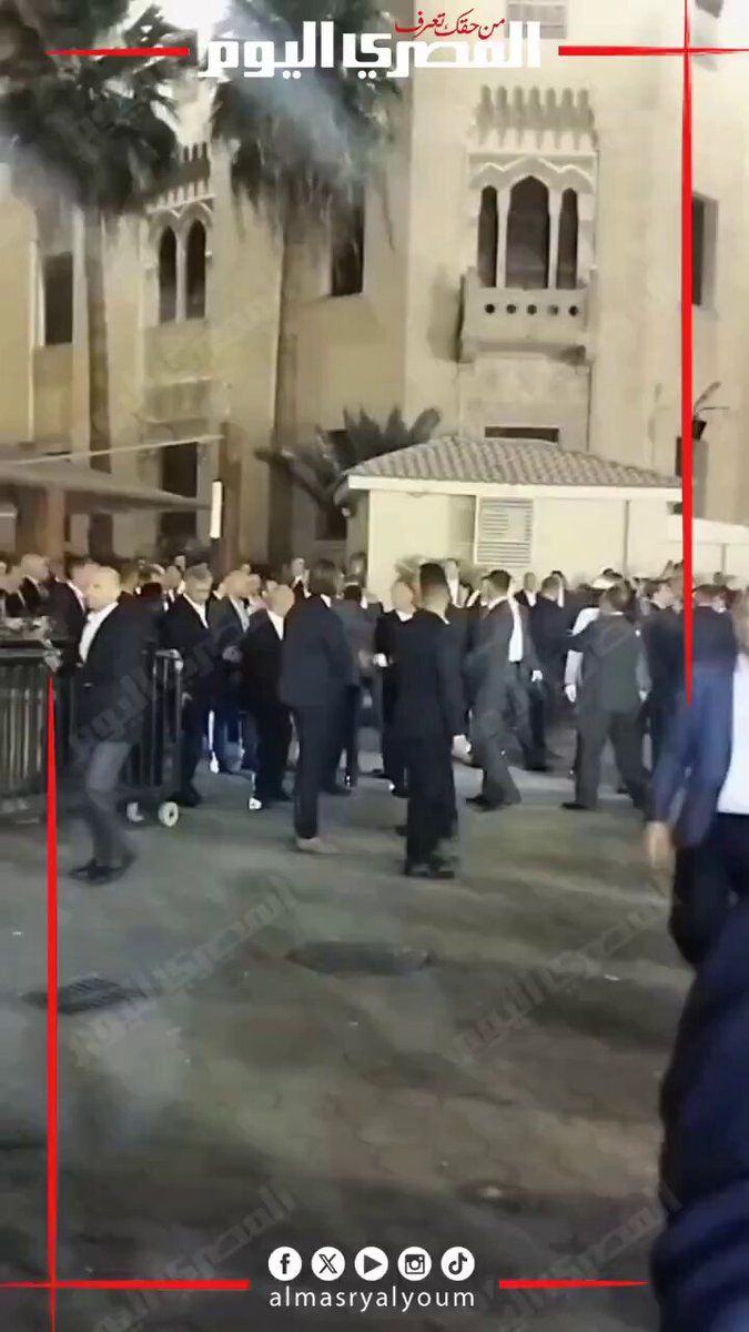 اهو نزل الشارع عمل قلبان😍 في استفتاء مفاجئ على شعبيته امام ماكرون خليه يروح يبلغ الاتحاد الاوروبي على اللي شافه😎 الفيديو من اصطحاب الرئيس السيسي لماكرون رئيس فرنسا في زيارة لخان الخليلي. #تحيا_مصر_بجيشها_وعاش_السيسى