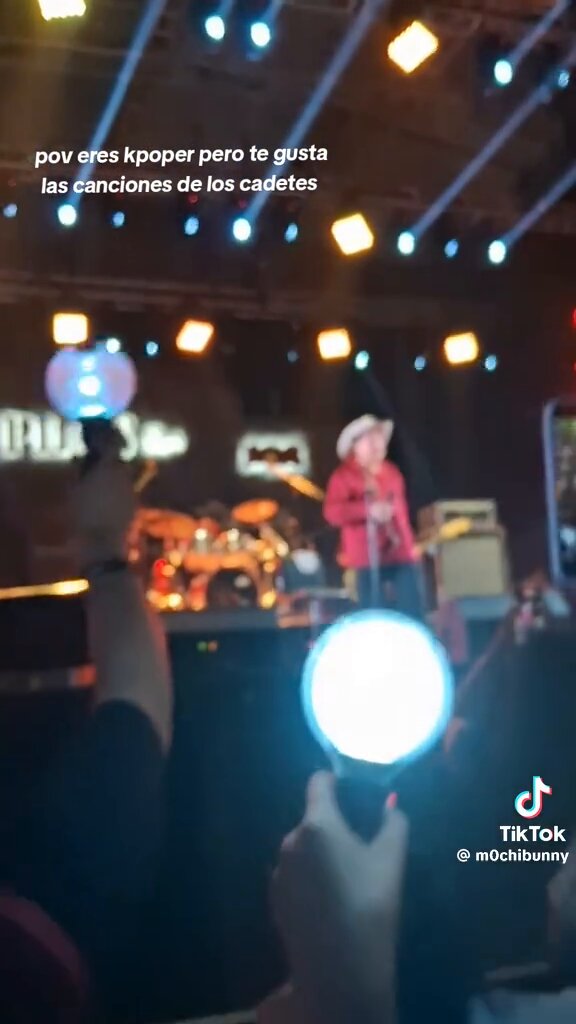 Las army bombs mientras cantan los Cadetes de Linares en el Pal Norte es lo mejor que verán hoy JAJAJJAJA
