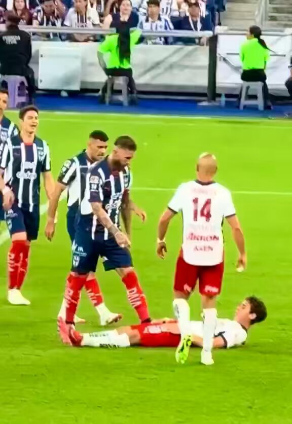 🚨 La acción de Sergio Ramos contra Mateo Chávez. Así reaccionó Chicharito. ¿Sus opiniones? 🤔