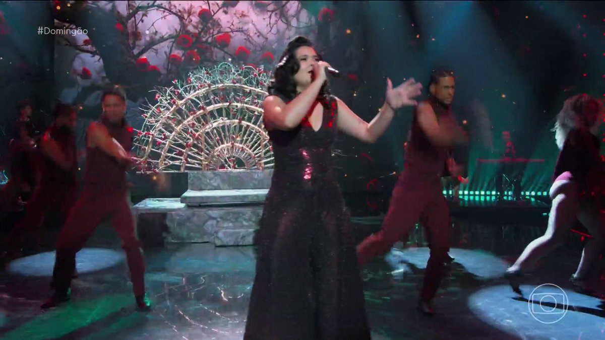 Jaqueline entregando TUDO com Bad Romance no palco do #Domingão! 💃✨ Que PERFEITAAA! ✨