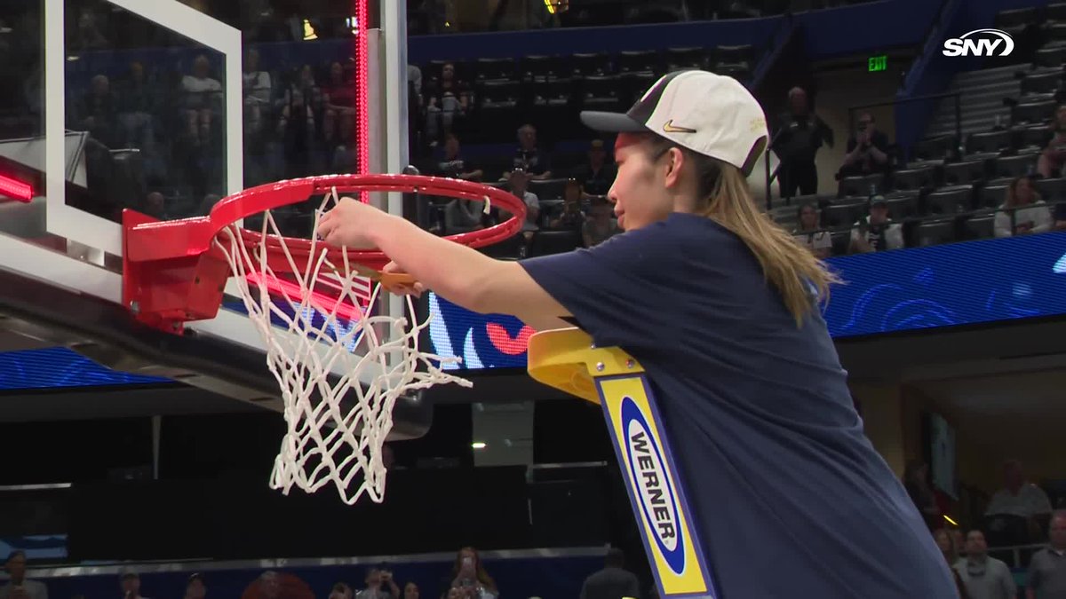 Kaitlyn Chen cuts down the nets!