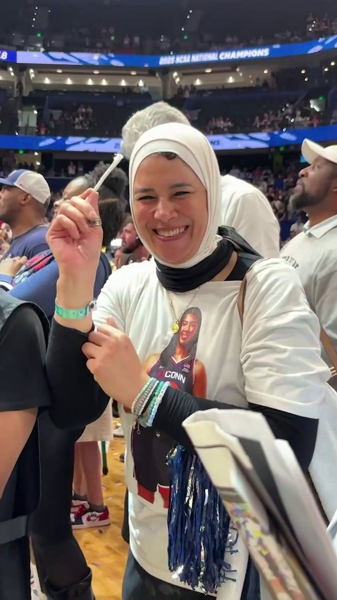 UConn's Jana El Alfy's mom traveled all the way from Egypt to watch her daughter play in the Final Four ๐ Now, she's got a piece of the net as a souvenir โค๏ธ