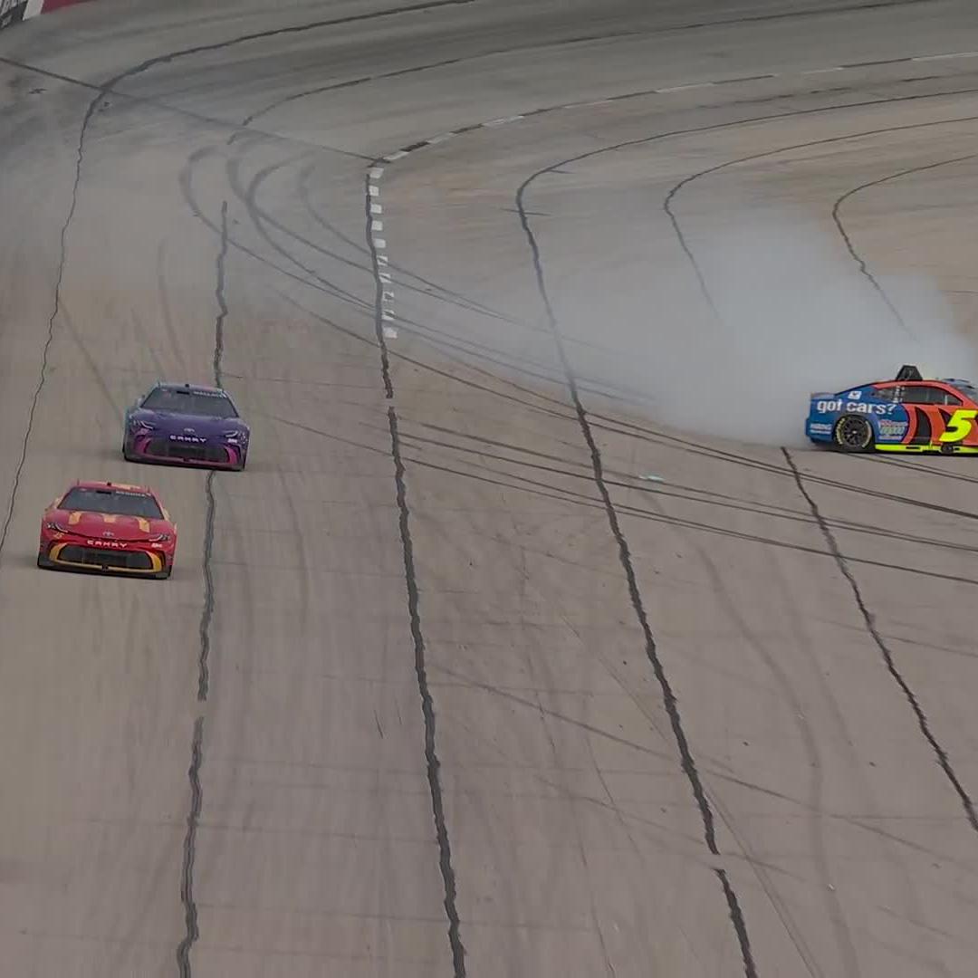 More trouble for Larson! We'll have a sprint to the finish!