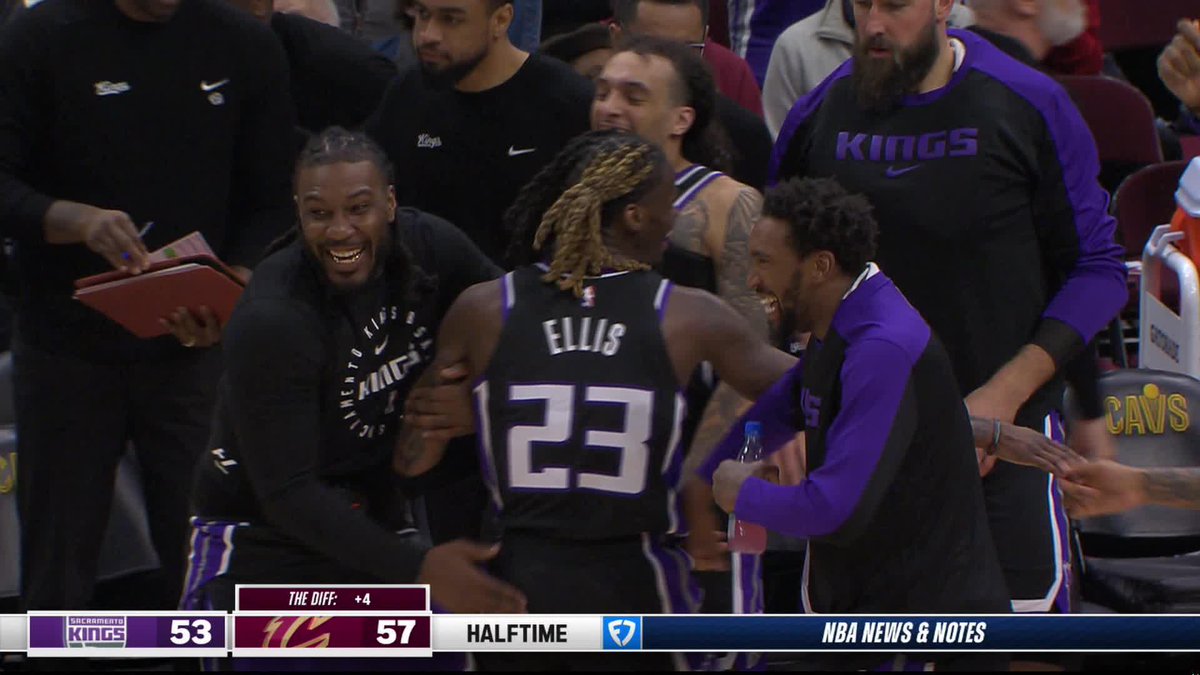 Keon Ellis with a half-court HEAVE 😳 He keeps it a one-point game for the Sacramento Kings at the break!