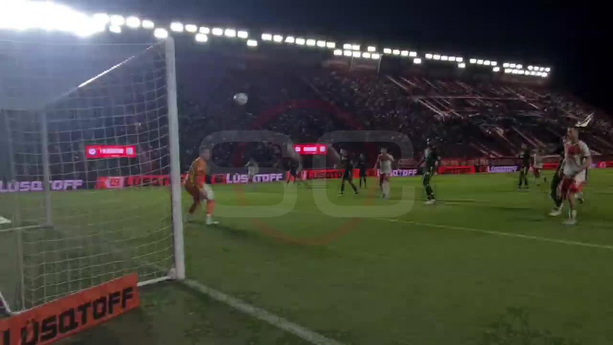 ATENCIÓN AL EFECTO QUE TOMA ESA PELOTA: golazo espectacular de Lozano en La Paternal para el 2-0 de Argentinos ante Defensa y Justicia.