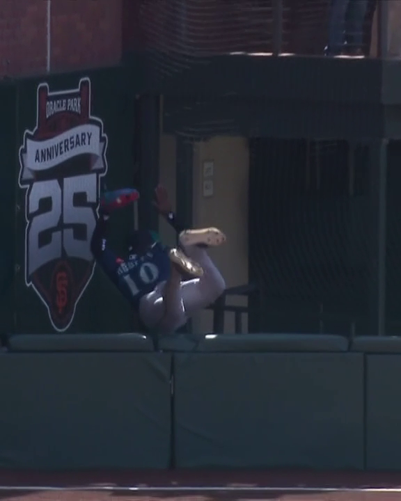 Victor Robles dejó TODO en esta atrapada 🤩. El Dominicano tuvo que dejar el terreno por lesión tras la espectacular jugada.