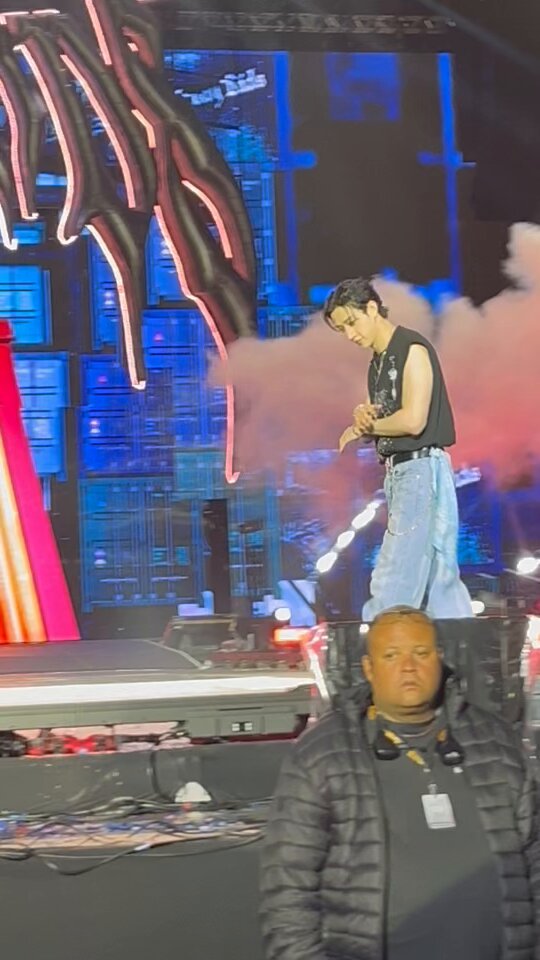 > Chan pega o troço de fumaça, e tenta ver como faz; > Minho percebe que ele não tá conseguindo e vai ajudar também não sabe; > O staff vê todo mundo passando perrengue e tenta ensinar; > O Chan aparentemente entendeu; > Funcionou > Chan agora é beyblade