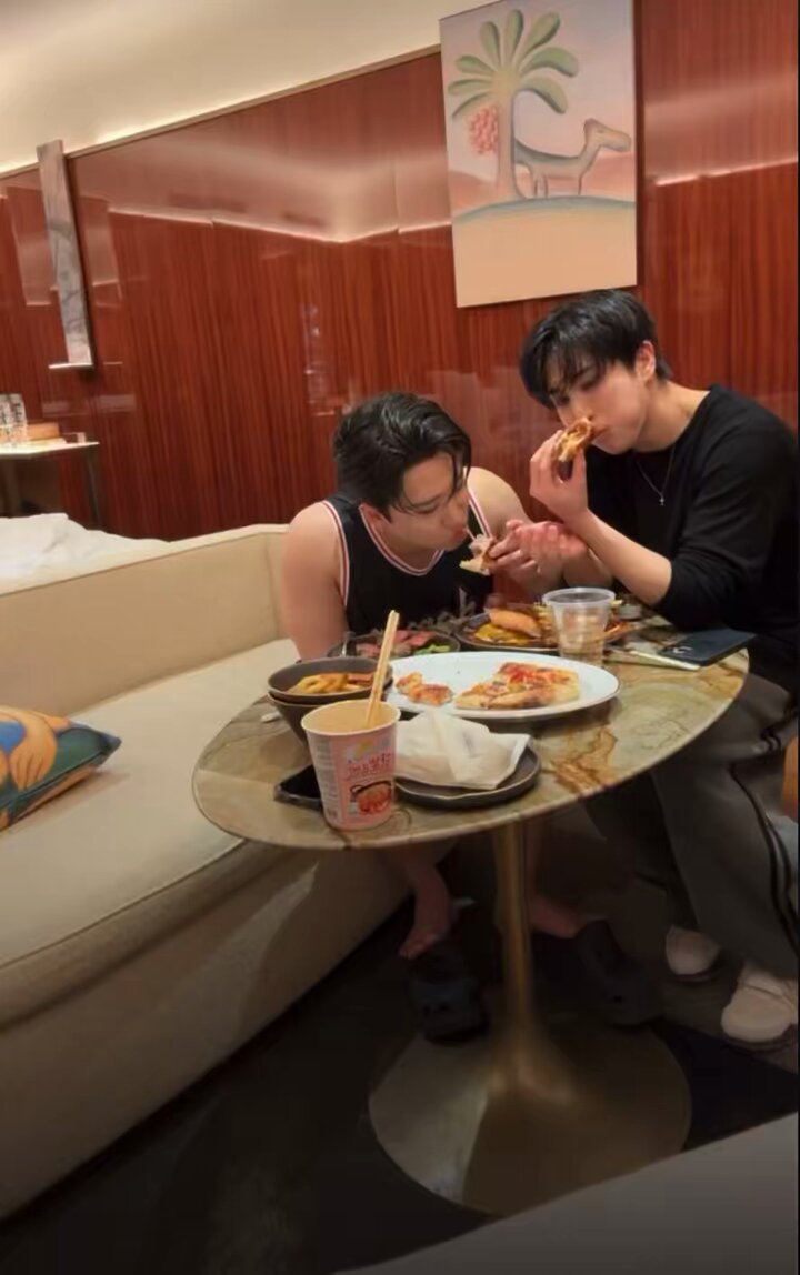 🐺 hey uhm.. can u watch 2 of my 7 kids eat for a sec..? ☝🏻ill be ritteeee back. 👥 (stays) …. 👁️👄👁️