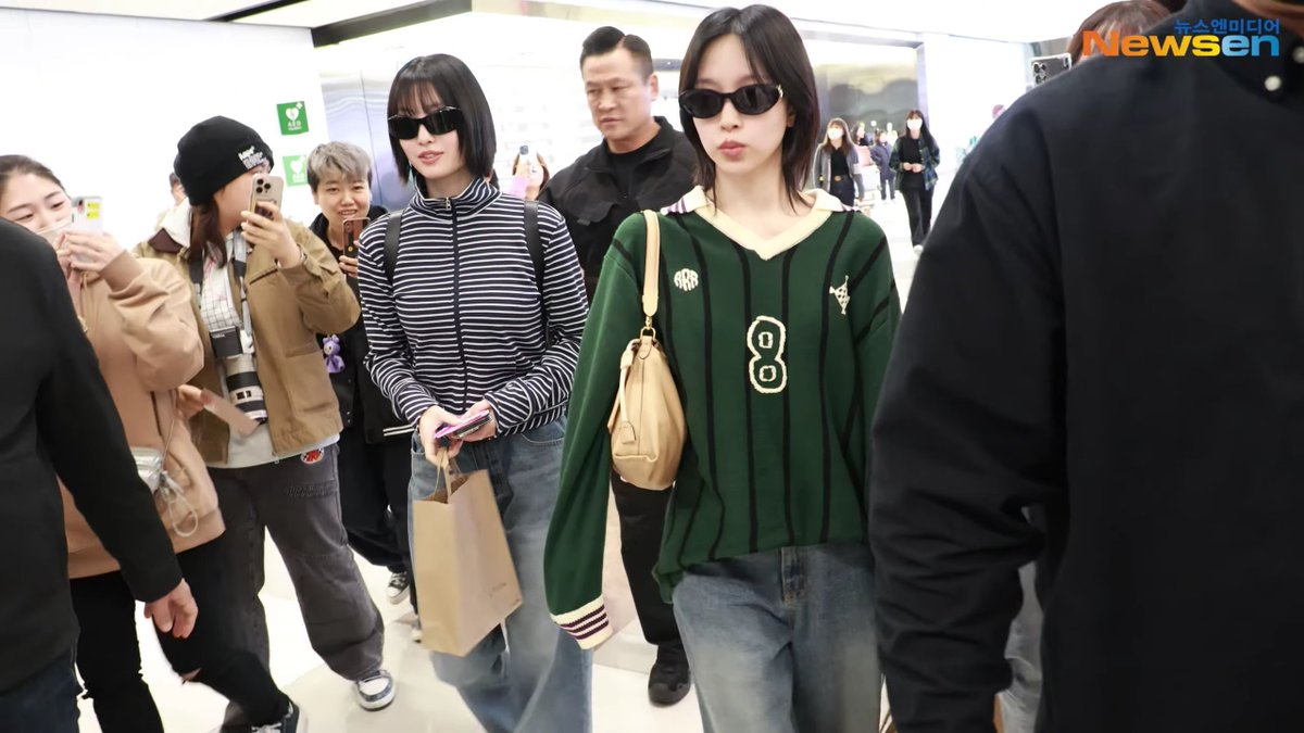 Mina and Momo have arrived together back in Korea from Japan.