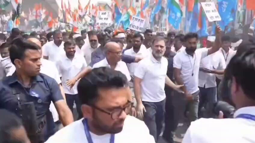 नेता विपक्ष श्री Rahul Gandhi ने आज 'पलायन रोको, नौकरी दो यात्रा' में कदमताल कर यात्रा के संदेश को मजबूती के साथ बुलंद किया। बिहार के युवाओं को पलायन नहीं, उन्हें खुद के प्रदेश में रोजगार मिले- ये हमारी यात्रा का लक्ष्य है। ये यात्रा बिहार के संघर्ष की आवाज और उम्मीद है। हम वर्षों से अन्याय झेल रहे राज्य के नौजवानों को 'न्याय का हक' दिलाकर रहेंगे। 📍 बेगूसराय, बिहार