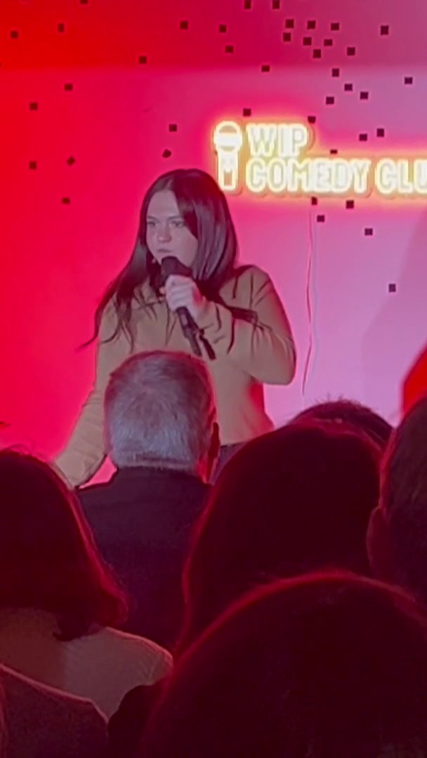 #WIP, le comedy club qui se moque du monde du travail 🎤🤣 À Paris, le WIP comedy club se spécialise dans "l'humour d'entreprise" pour rire de la vie en open space, du management toxique ou des collègues un peu gênants. 🎙️📹 Cocquempot Nathan