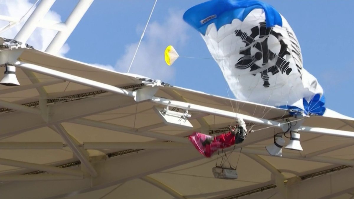 Dimanche 6 avril, un parachutiste s'est retrouvé suspendu à la structure du Stadium de Toulouse, après une rafale. Il devait atterrir sur la pelouse pour donner le ballon du coup d'envoi du huitième de finale de la Champions cup, qui opposait le Stade Toulousain à Sale. #JT20H