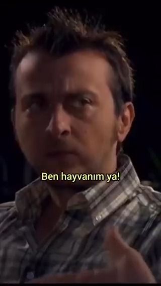 Ortamdaki ince ayrıntılara takılan arkadaş