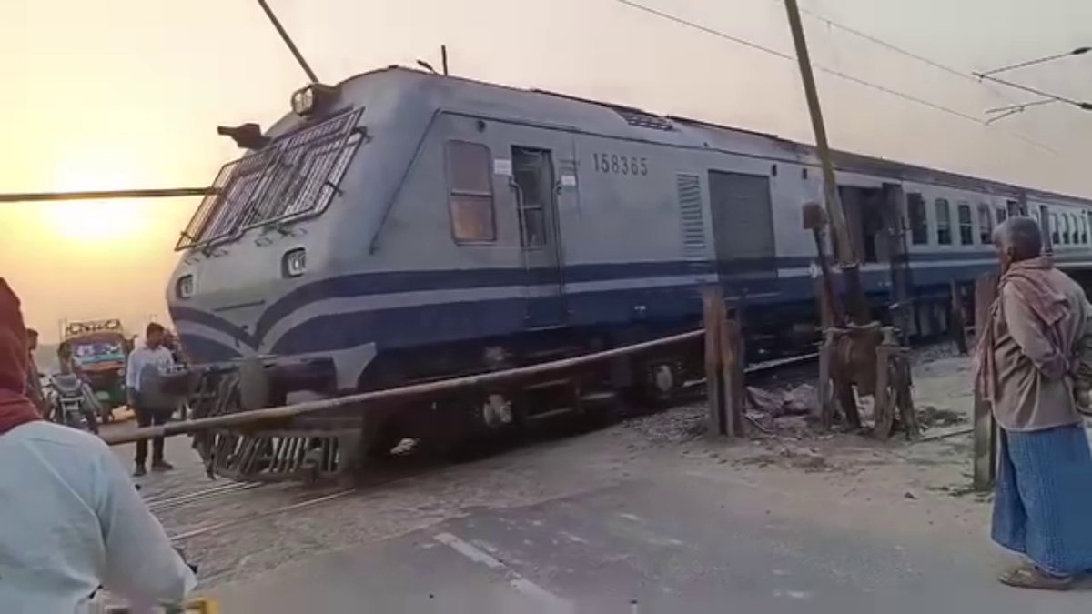 दरभंगा: बड़ा हादसा टला। अंटौर गुमटी में खुला था गेट। लोको पायलट ने ट्रेन रोकी, गेट बंद किया और उसके बाद ट्रेन आगे बढ़ी।