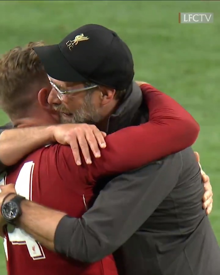 Alisson on Jurgen Klopp's hugs: "He hugs his players as a father hugs his son. I miss him, he is a special friend." ❤️