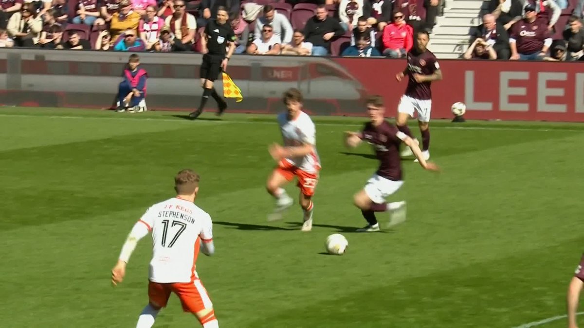 🗣️ "It is not a good tackle..." Ref Watch's Dermot Gallagher agrees with the decision to send off James Wilson in Hearts' defeat to Dundee United 🔽