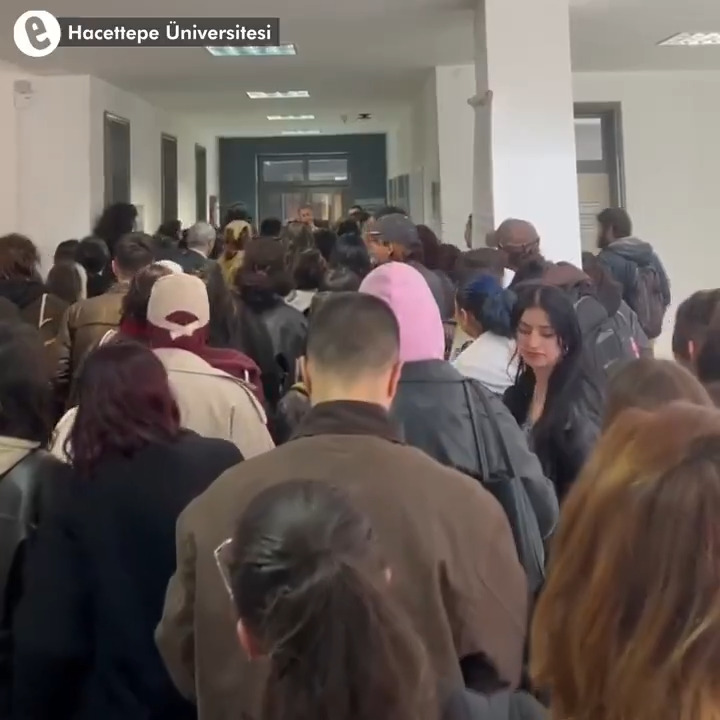 Hacettepe Üniversitesinde #boykot sürerken, öğrencilerin Güzel Sanatlar Fakültesine girmesi engellendi. Dekanla görüşmek isteyen öğrencilere güvenlik, "sizin öğrenci olduğunuzu nereden bileyim" diye karşılık verdi