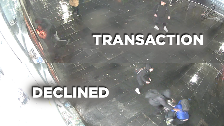 Transaction declined 💳 🚫 Two off-duty officers were on their way to work when they noticed a man acting suspiciously near a cashpoint. He tried to rob the person at the ATM, but they took him down before he could get away.