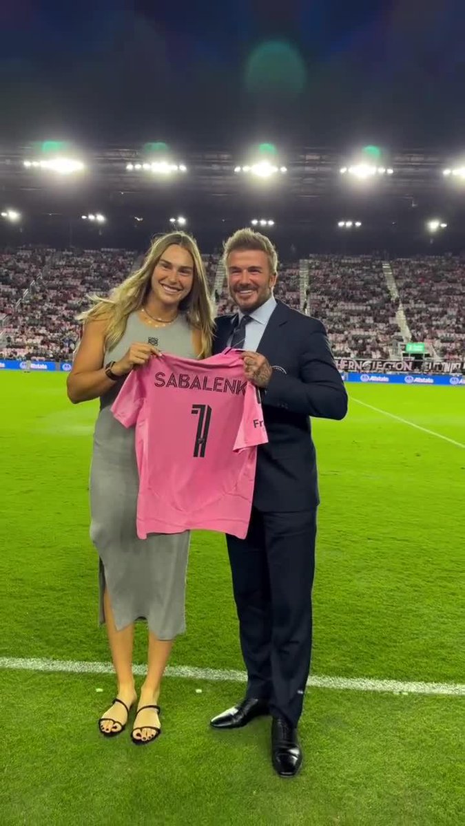 UNA ESTRELLA DEL TENIS, PRESENTE EN EL CHASE STADIUM. Aryna Sabalenka fue testigo del 1-1 del Inter Miami vs. Toronto FC, con gol de Messi. David Beckham la recibió y le regaló una camiseta de Las Garzas. 📹 Inter Miami CF