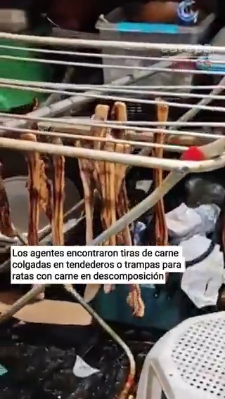 Tiras de carne colgadas en tendederos o trampas para ratas con carne en descomposición: cierran un restaurante chino en Usera (Madrid) que ofrecía carne de paloma como pato laqueado y almacenaba comida en mal estado