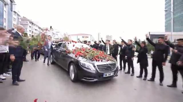 Ok gibiyiz eğilmeyiz, Liderden başkasını bilmeyiz...