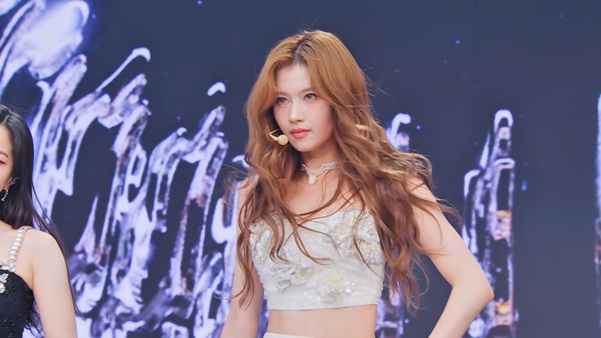 นี่น่ะหรอวงที่เคยโดนติ่งเกาหลีด่าว่าร้องสดไม่ได้ เต้นง่อย ท่าเต้นเบบี้ชาร์ค