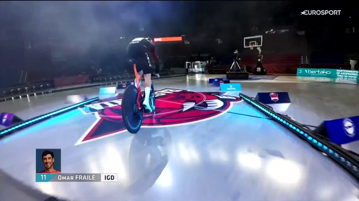 🏀🚴🏼♂️Muy chulo el plano de la salida de los ciclistas desde el pabellón de Kosner Baskonia