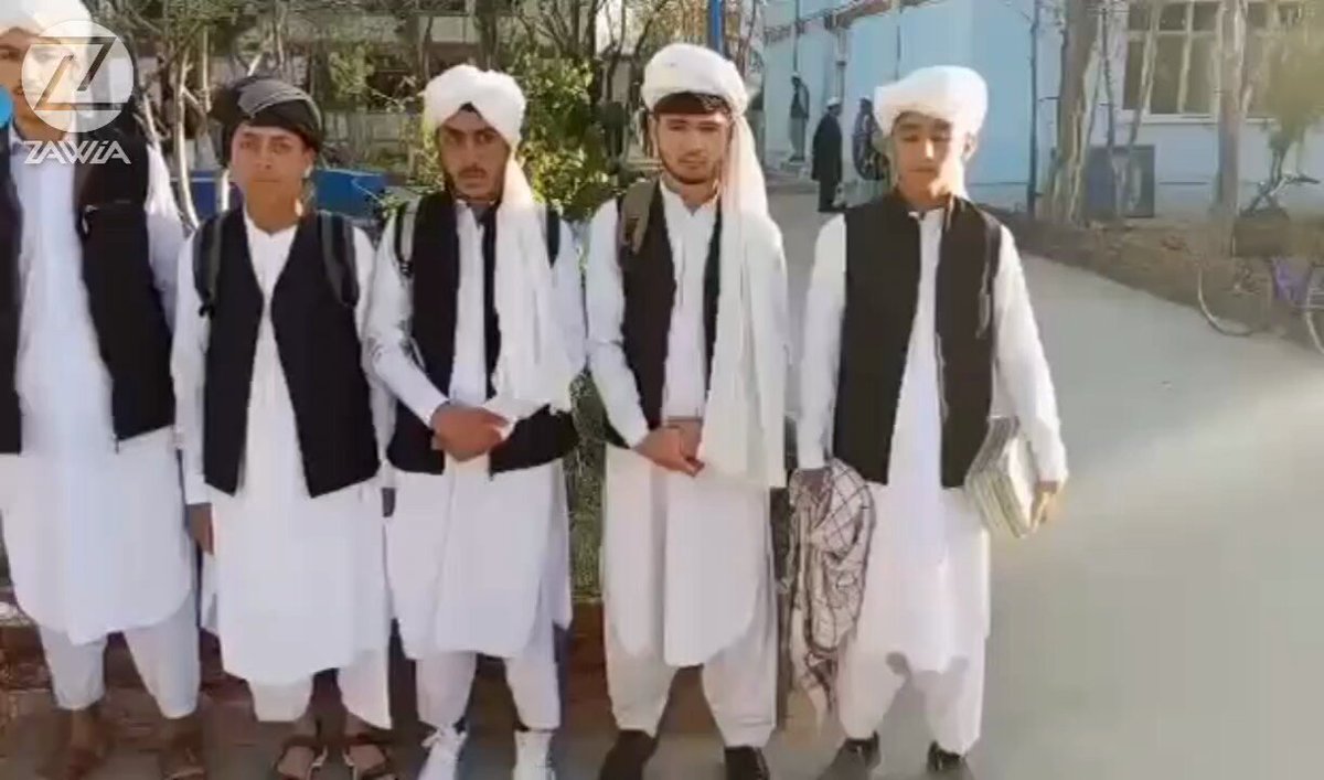 لونګۍ او سپين کالي؛ په ښوونځيو کې طالباني يونيفورم جبري شوی او زده کوونکي يې بايد رعايت کړي. دا د کابل ښار په دولسمه ناحيه يا احمد شاه بابا مېنه کې د حضرت ابراهيم خليل الله لېسې د زده کوونکي طالباني يونيفورم په اړه زاويه نیوز ته تازه رسېدلې ويډيو ده.
