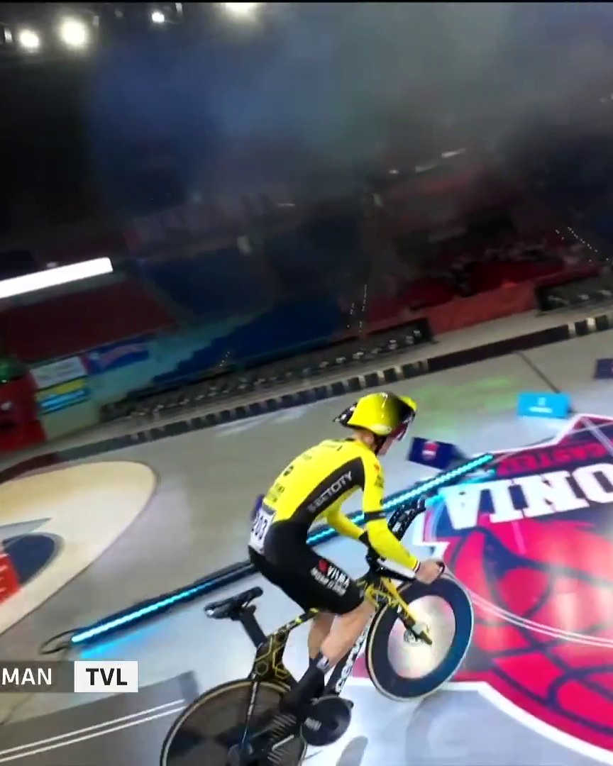 Una partenza particolare al Giro dei Paesi Baschi😱 I ciclisti sono partiti dal centro del campo da basket del Baskonia, squadra del campionato spagnolo e dell'Eurolega, durante la cronometro d'apertura🚴‍♂️🏀 #EurosportCICLISMO #Ciclismo #Itzulia2025