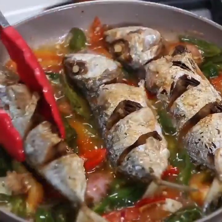 Cocok buat kamu mau masak sat set dan enak!😋 Cobain resep Ikan Kembung Cabai Hijau.