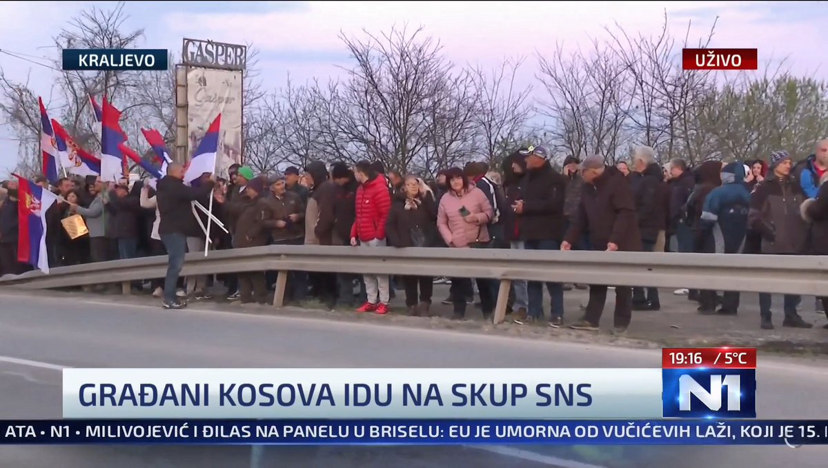 Štancuju se zastave za jednokratnu upotrebu, posle predstave će završiti u kontejneru, kao i sa prošlih predstava, kao i šatori iz brloga, jer za sledeću predstavu sve mora da bude ganc novo! Niko od ovih bednika nema svoju, to je za njih samo scenski dekor koji nabavlja gazda.