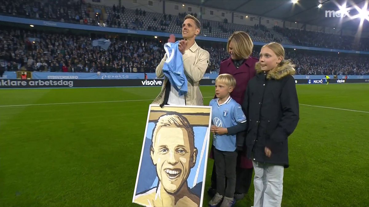 MFF-ikonen Søren Rieks, 38 år i dag, hyllas och tackas av under pausvilan i Malmö 🔵 📲 Se matchen på Max