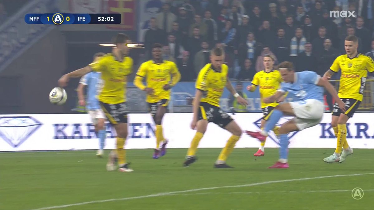 🎙 "Det är sjukt svårt med handsregeln, men för mig är det där straff" MFF-spelarna ropar på straff efter ett Botheim-avslut. 📲 Se matchen på Max