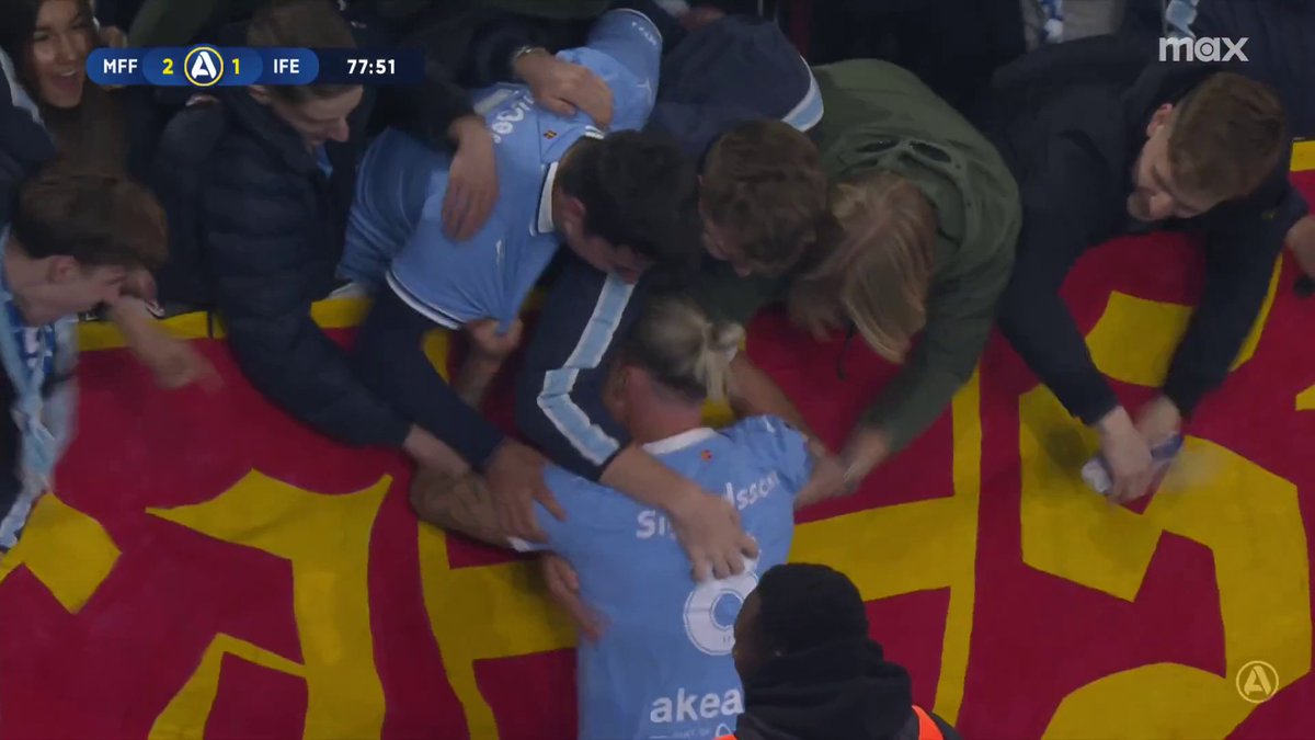 2-1 Malmö FF! Arnór Sigurdsson revanscherar sig efter bjudningen vid 1-1 när han vinklar in bollen i mål efter Taha Alis förarbete! 🔵 📲 Se matchen på Max