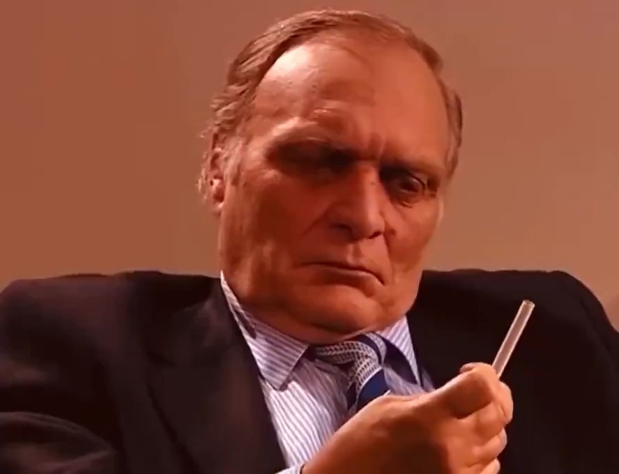 Kurtlar Vadisi'nde, Laz Ziya dizideki tek sigarasını damadı olan Süleyman Çakır'ın ölümünden sonra içmiştir. #SüleymanÇakır 🥀