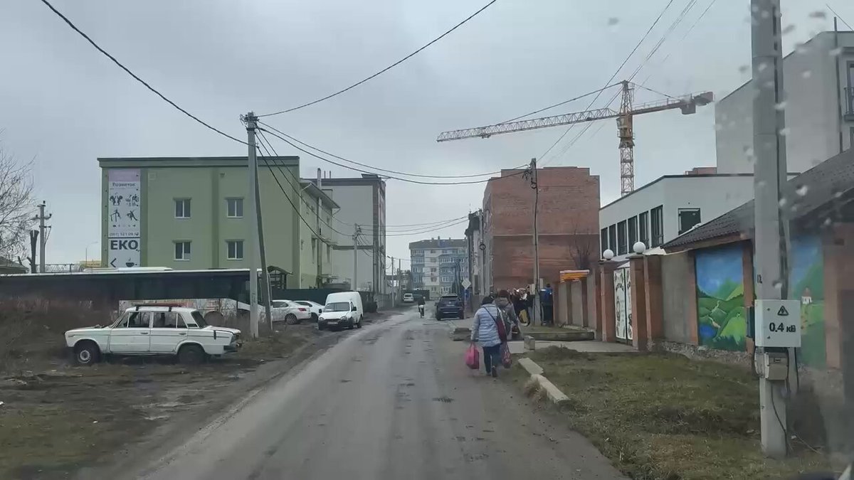 Seit Beginn des Angriffskriegs hat Russland Zehntausende ukrainische Kinder aus den besetzten Gebieten deportiert. Unter Androhung von Waffengewalt haben russische Soldaten die Mutter von Artur verschleppt. Der Teenager flüchtete zu seiner Schwester Ira nach Kyjiw.