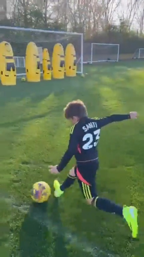 “HERE WE GO, BOMBA”. El hijo del Dibu Martínez practicando con su papá en el entrenamiento del Aston Villa. 🫶🇦🇷