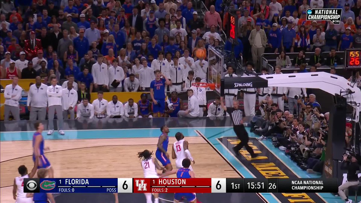 Walter Clayton Jr. showing off the vision to find Micah Handlogten for 2️⃣ #MarchMadness Florida Gators Men’s Basketball